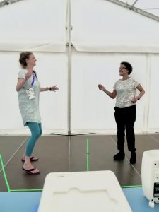 Zwei Tanzende Menschen mit dem MotionComposer im Vordergrund