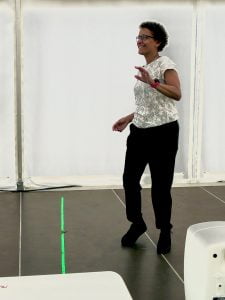 Tanzende Frau mit dem MotionComposer im Vordergrund
