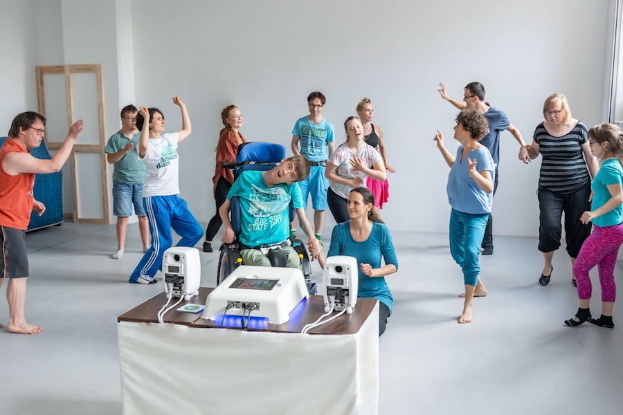 Inklusive Tanzgruppe musiziert mit dem MotionComposer
