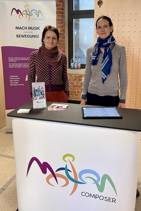 Ellen und Josepha am Messestand auf dem CareXFestival in Chemnitz