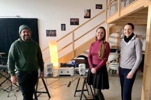 Im Bild seht ihr das freudige Lächeln bei der Übergabe der MotionComposer an Tabula Musica, mit Denis von TABULA MUSICA, Astrid von der STIFTUNG CEREBRAL und Josepha von MotionComposer (v.l.n.r.).